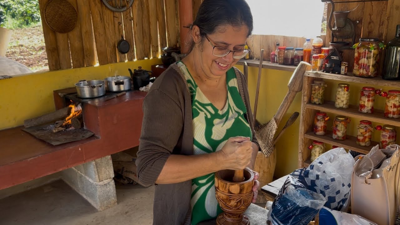 A  LEIDE FAZENDO UM ALMOÇO, MINEIRO CAPIXABA, NA CASINHA NO PÉ DA SERRA.