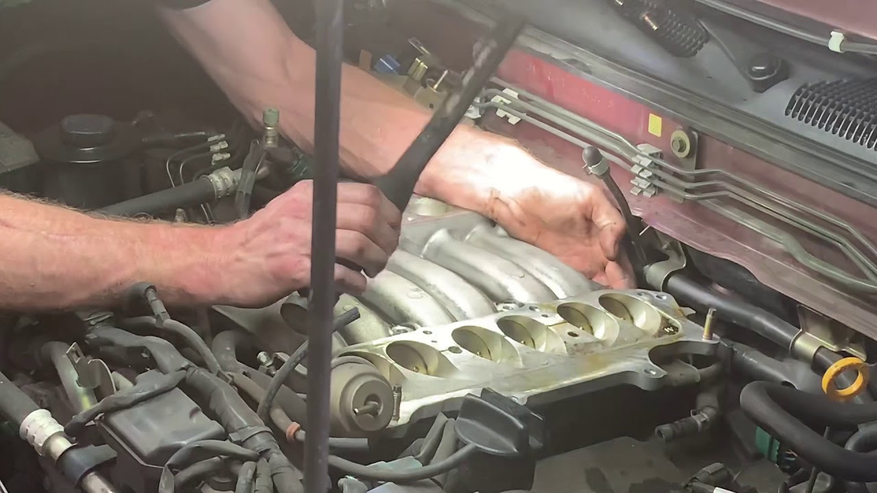 Valve cover part two gaskets 2004 Nissan Pathfinder