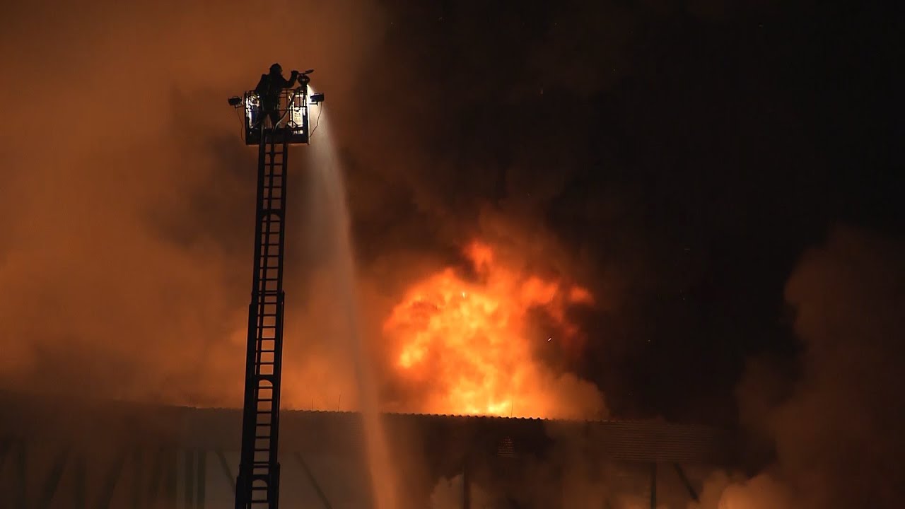Großbrand: Geflügelschlachterei brennt ab – Millionenschaden