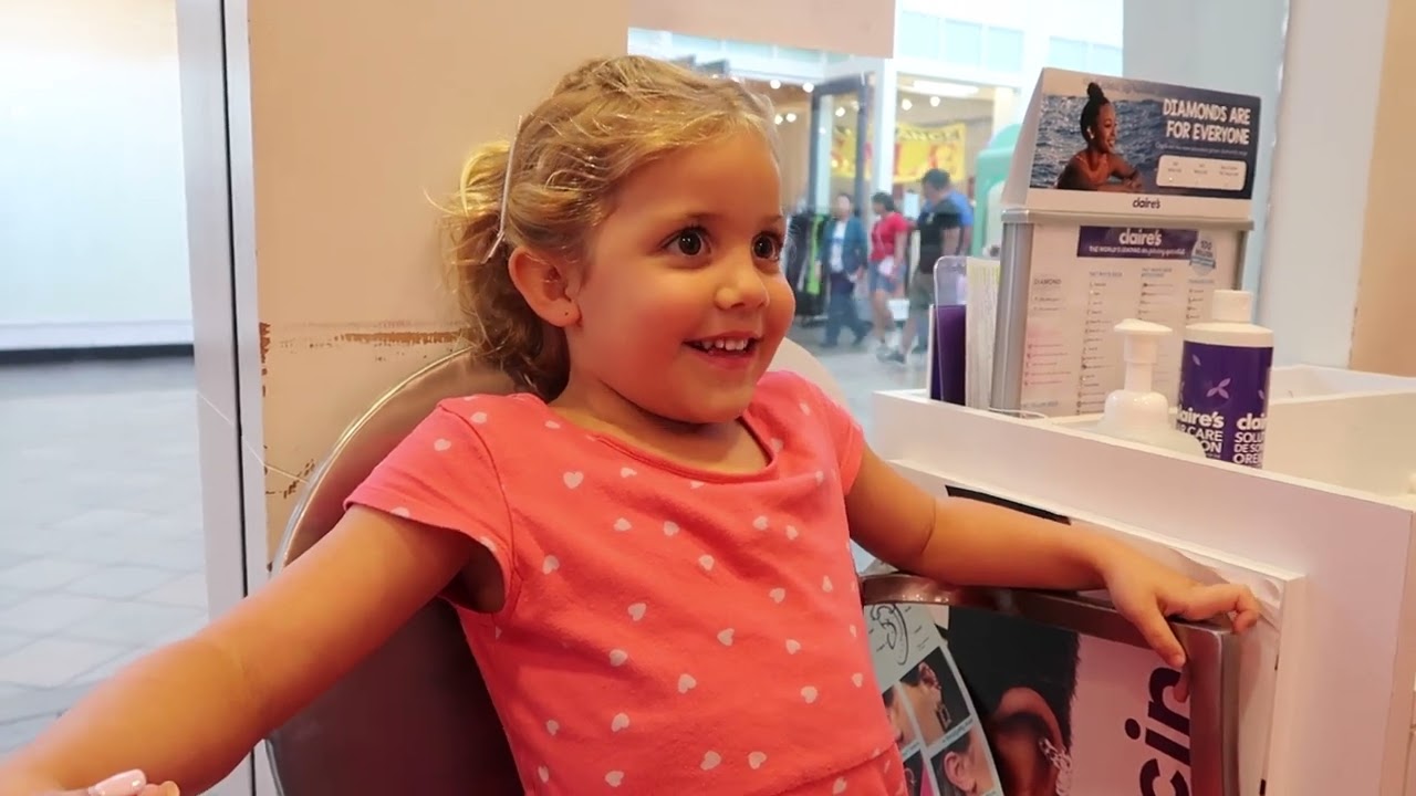 Она была такой смелой! 💪 5-летней девочке прокалывают уши в клинике Claire’s | Видеоблог о дне ро...