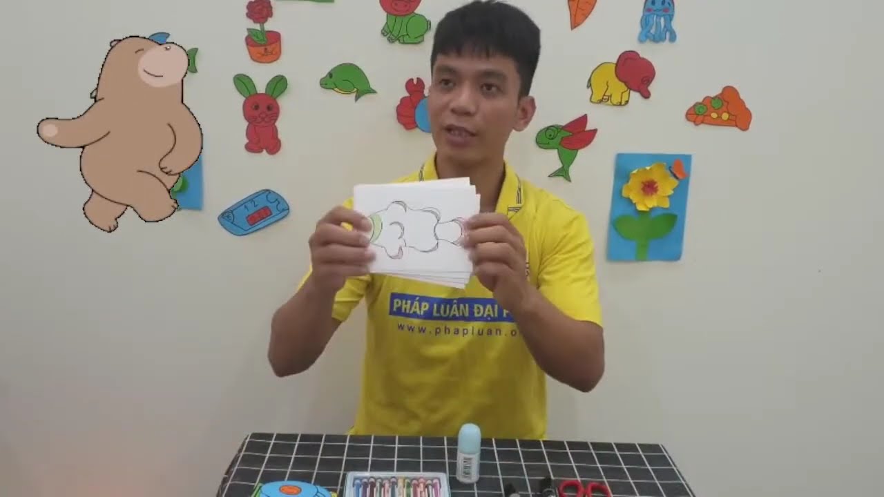 Hoạ tiết cắt d&aacute;n nhiều chủ đề gi&uacute;p trẻ trang tr&iacute; đồ d&ugrave;ng theo từng hoạt động học