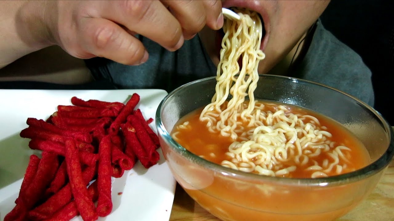 COMIENDO MARUCHAN RAMEN Y TAKIS FUEGO CON SALSA VALENTINA | ASMR | MR. MYKE
