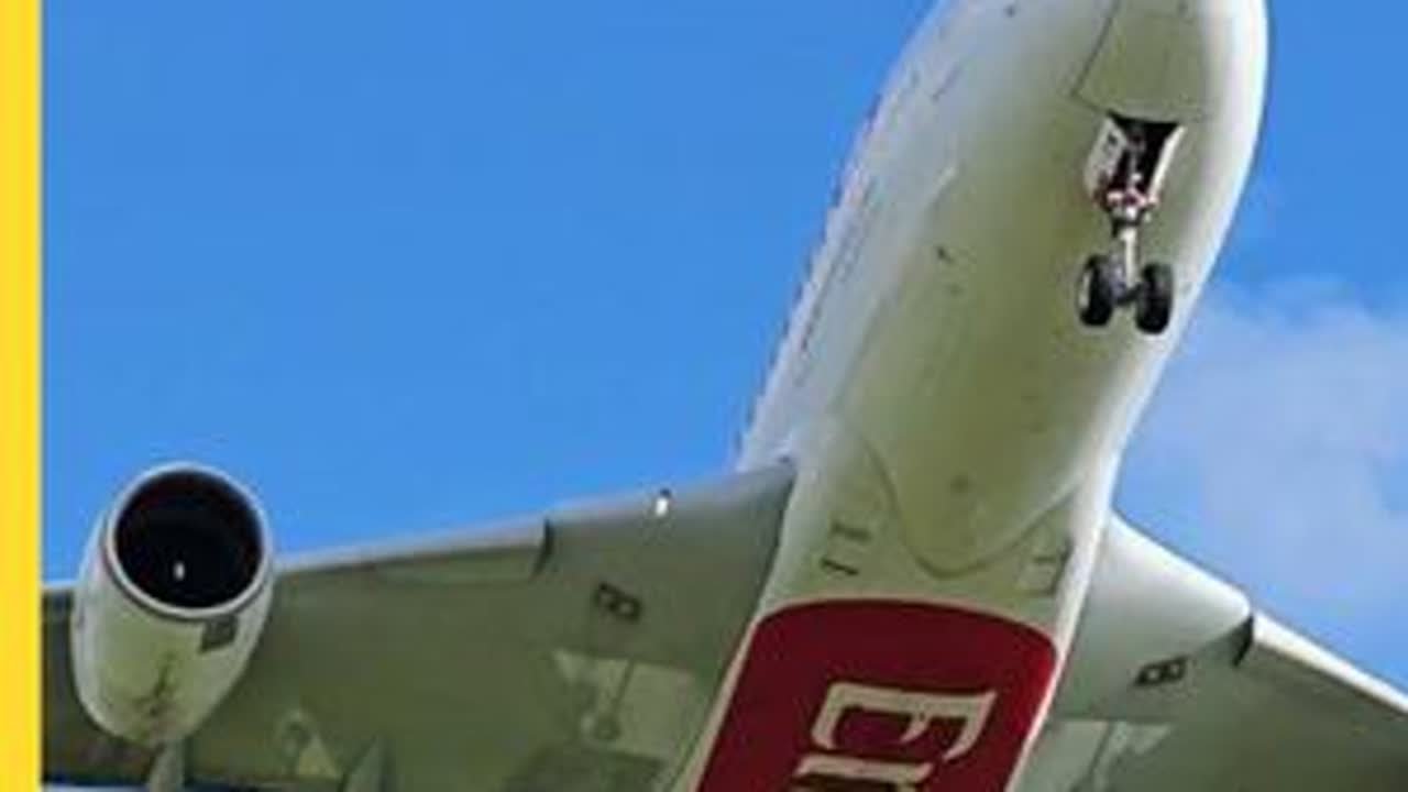 最大客机空客A380，究竟有多恐怖？让它从320旁边路过看看 #空客A380 #最大客机 #航空 #飞机 #空客