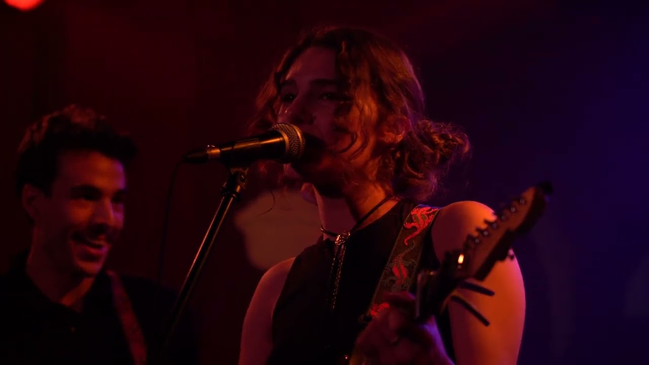 Anna Justen - Amour Plastique Cover (Live at Quai des Brumes 12/10/23)