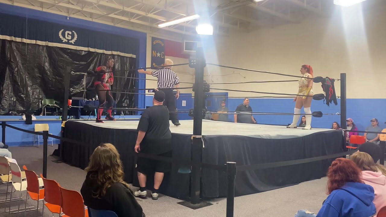 Scarlett ⚫️🔴 vs Laura Loveless