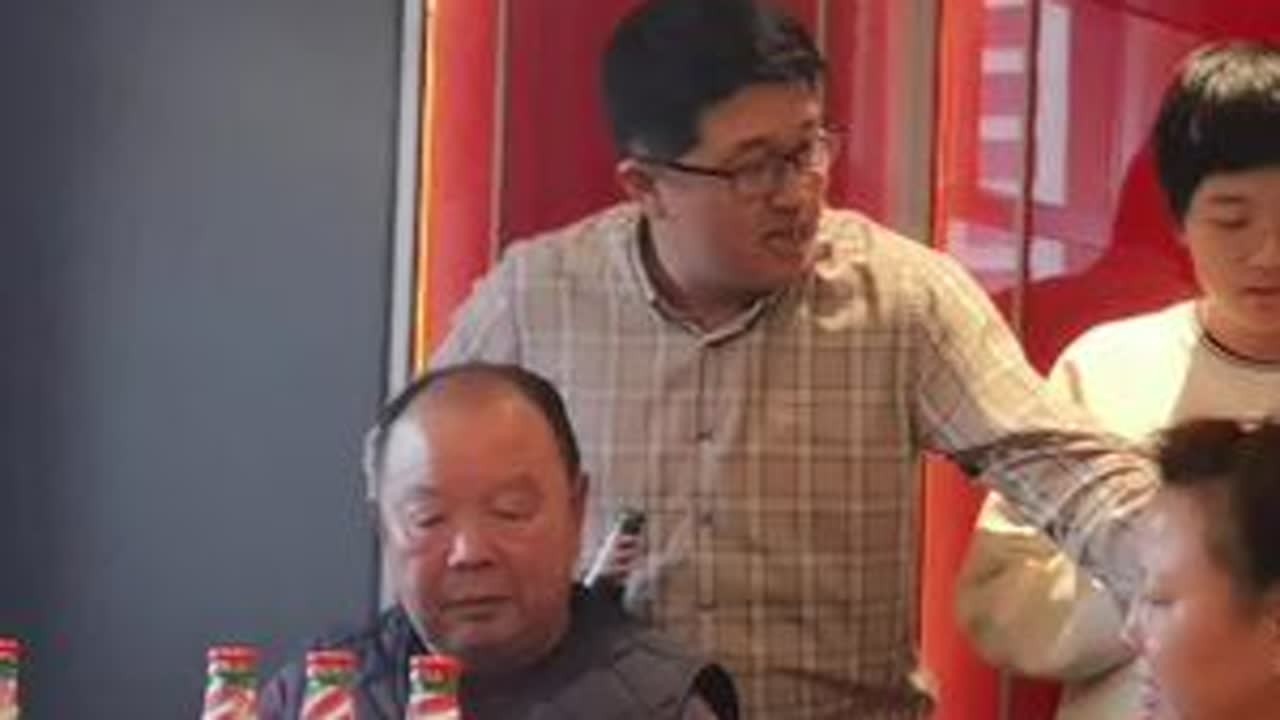 #新年家人欢聚一堂 #老人们举杯孩子们欢笑…