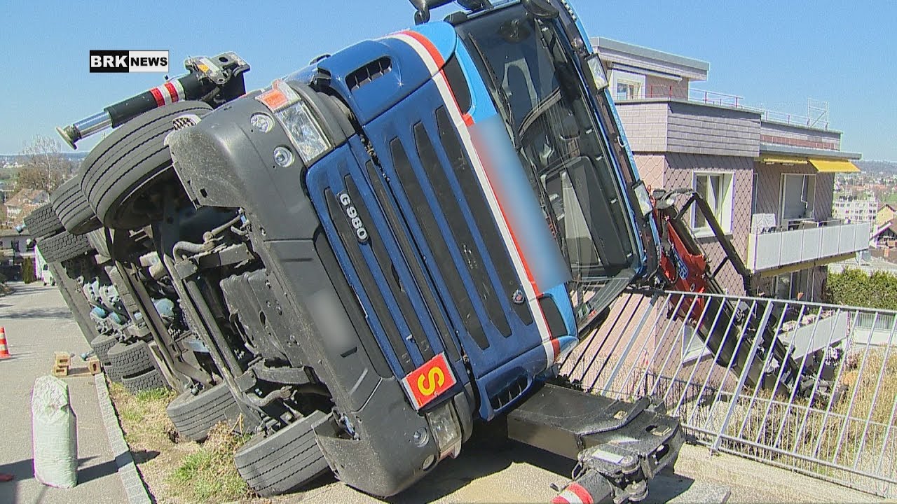 F&auml;llanden ZH: Lastwagen mit Kranaufbau gekippt
