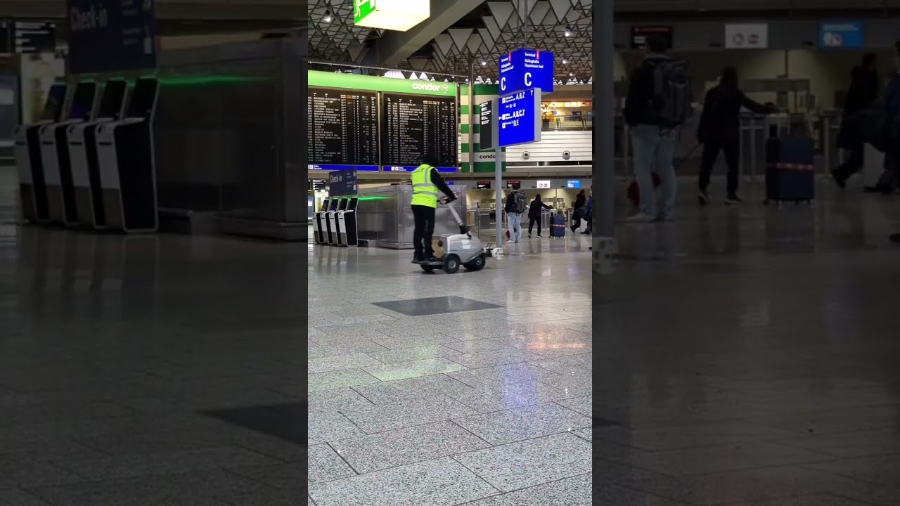 Frankfurt/ Flughafen Terminal 1 Mario überträgt einen Livestream. 👍🚆✈️💯