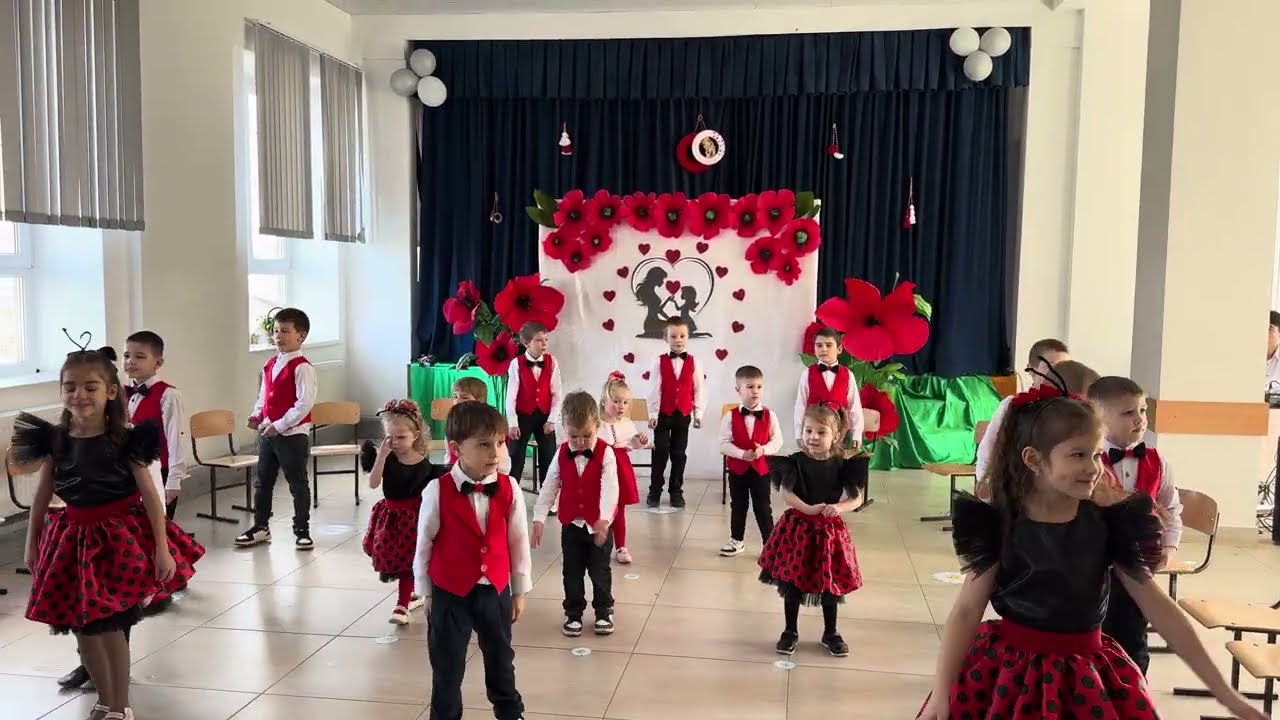 Mamă la mulți ani - Grupa PINGUINII- Complexul Educațional Trușeni 