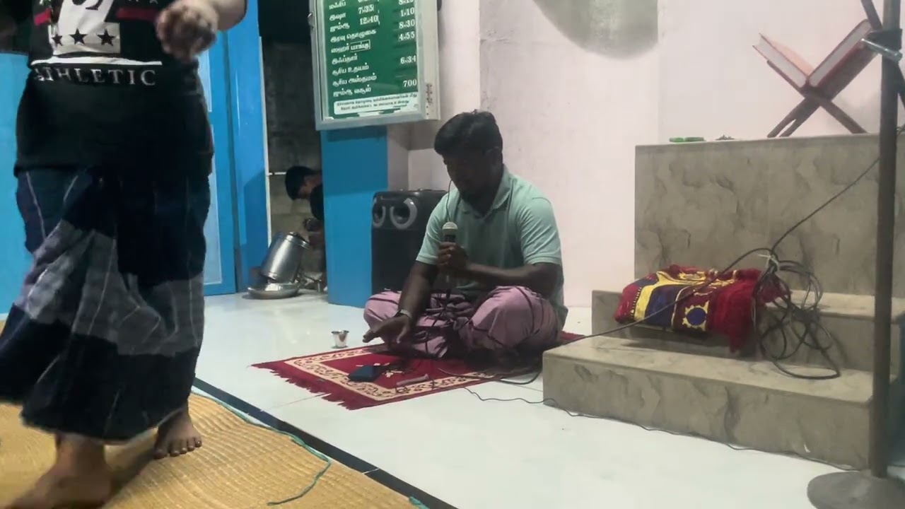 ரமழான் நான்காம் நாள் இரவு தொழுகையில்  தலைமை இமாம் ஹாஜிர் அலி.Masjid ur Rayyaan,Ervadi,Ramnad(Dist)