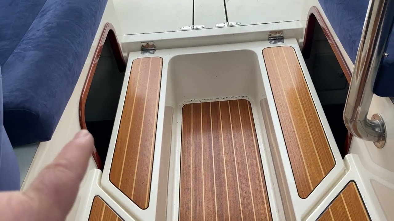 Aquador 28 Cabin