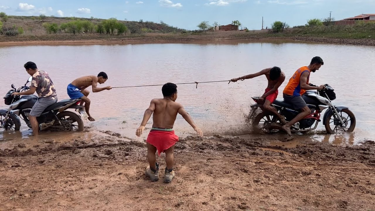 CABO DE GUERR4 COM AS MOTOS NA LAMA