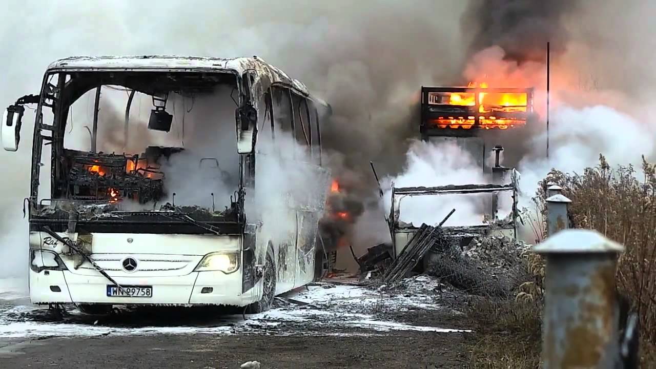 Akcja gaśnicza podczas pożaru na ulicy Jutrzenki 45 w bazie Raf Trans w dniu 12.12.2013