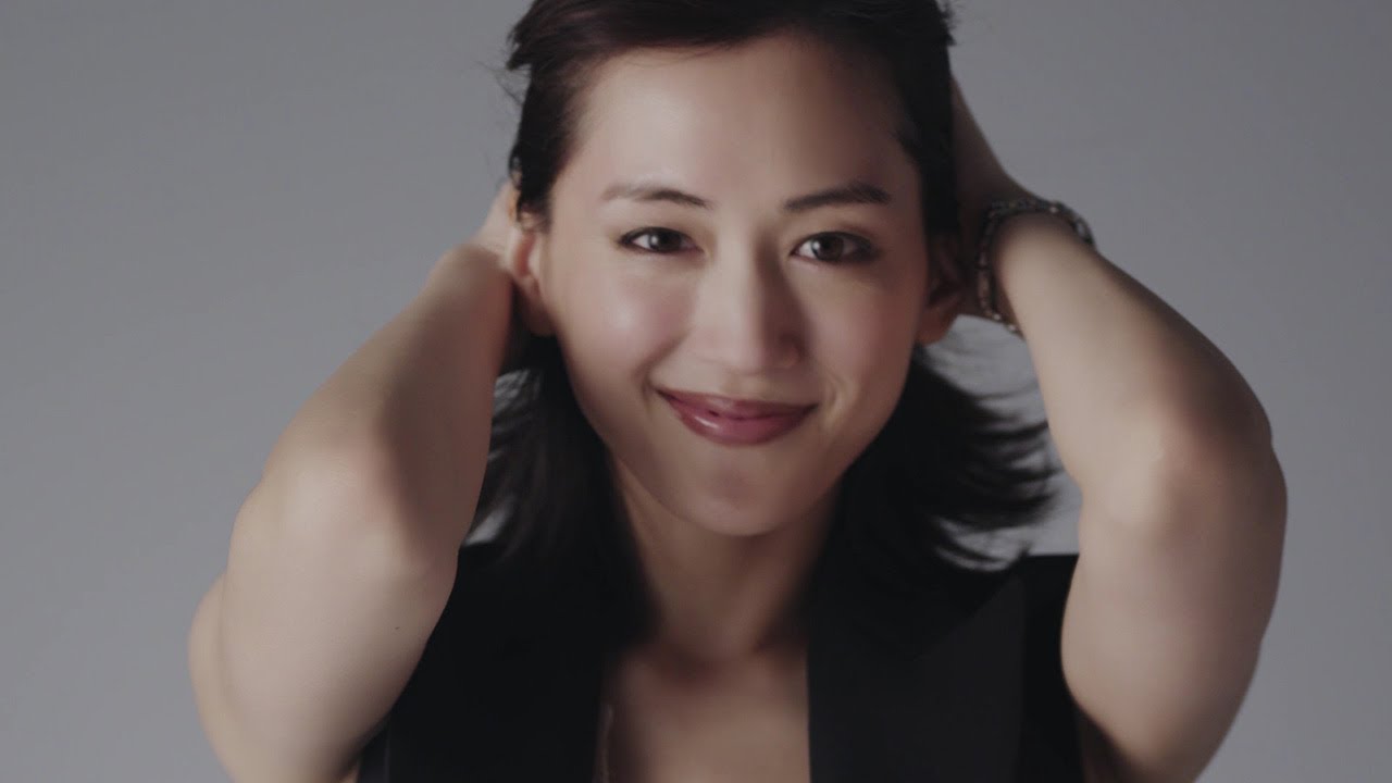 綾瀬はるか、モードなファッションで大人の魅力　「背伸びして演じてみた」新CM