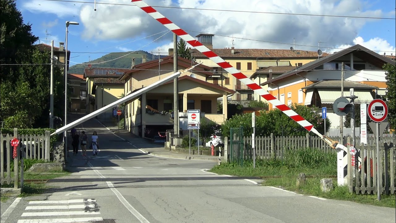 Rogeno (I) Passaggio a Livello // Level crossing //