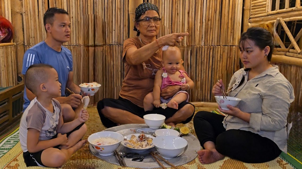 Aunt Lien's loving visit - Mom's special pho connects family love