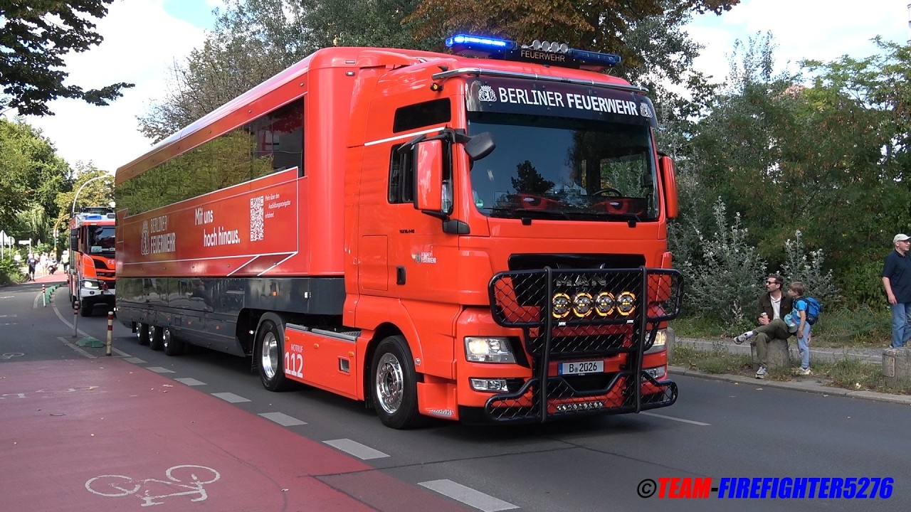 [175 Jahre Berliner Feuerwehr - von der Spritze zum Elektro-LHF] riesiger Fahrzeugkorso durch Berlin