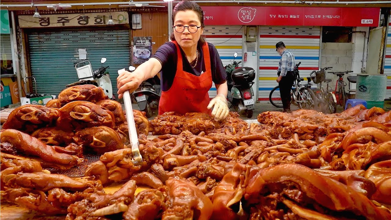 꼬리는 무조건 서비스? 시장족발 맛집으로 소문난 18,000원 족발집, 편육, 돼지머리 해체ㅣkorean pig feet (jokbal) - korean street food