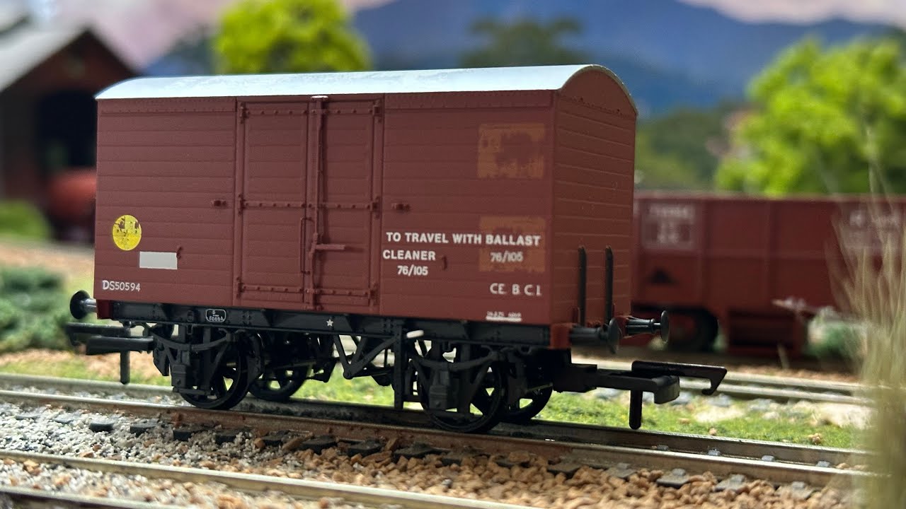 Unboxing Accurascale Limited Edition Banana Van