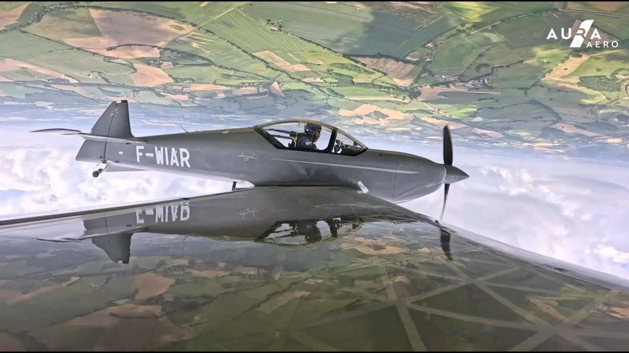 Fran&ccedil;ois Le Vot flying the INTEGRAL R // Fran&ccedil;ois Le Vot aux commandes d&rsquo;INTEGRAL R ! 🧑&zwj;✈️