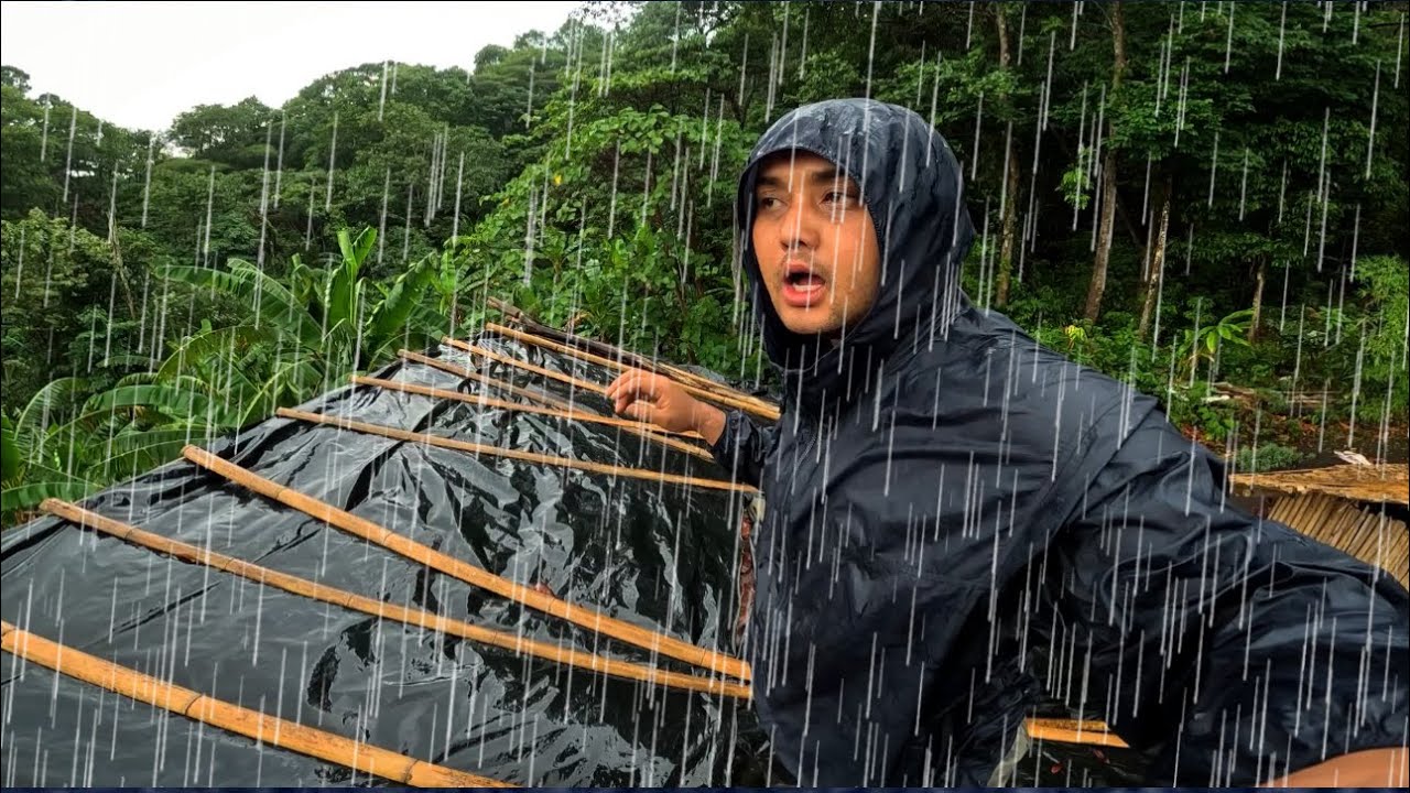 ใช้ชีวิตในป่าไร่นาEP.303 ฝนถล่มหนักหลังคารั่ว พ่อแม่มากินข้าวด้วย ทำบ่อปลา รีโนเวท ไร่นาใหม่