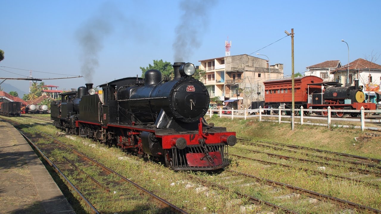 Vulcan Foundry steam locomotive B2B #213 and Robert Stephenson locomotive B1D #340 