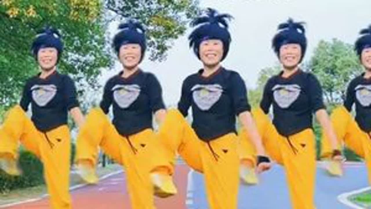 #江湖夜雨十年灯 初听不识曲，再听已是火遍全网🥸🥸🥸好嘛，草稿箱装满了老宝贝，今天就先宠幸你了😂😂😂#乖乖原创健身操