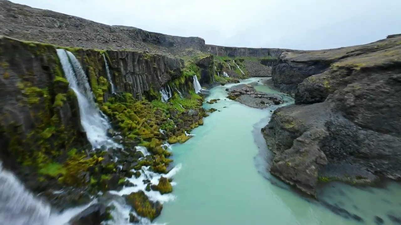 Sig&ouml;lduglj&uacute;fur Canyon in Iceland  - FPV drone 4K