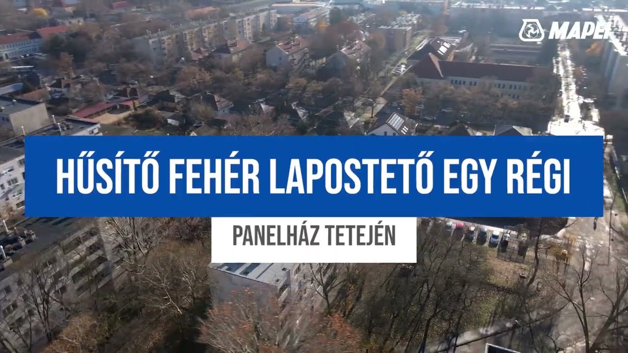 Hűsítő, fehér lapostető egy régi panelház tetején