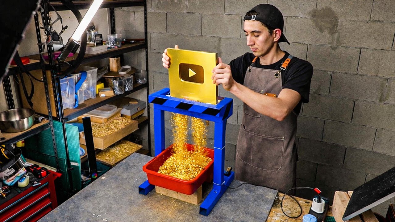 Эко-герой здесь! Посмотрите, что я сделал из кнопки YouTube и старых джинсов.