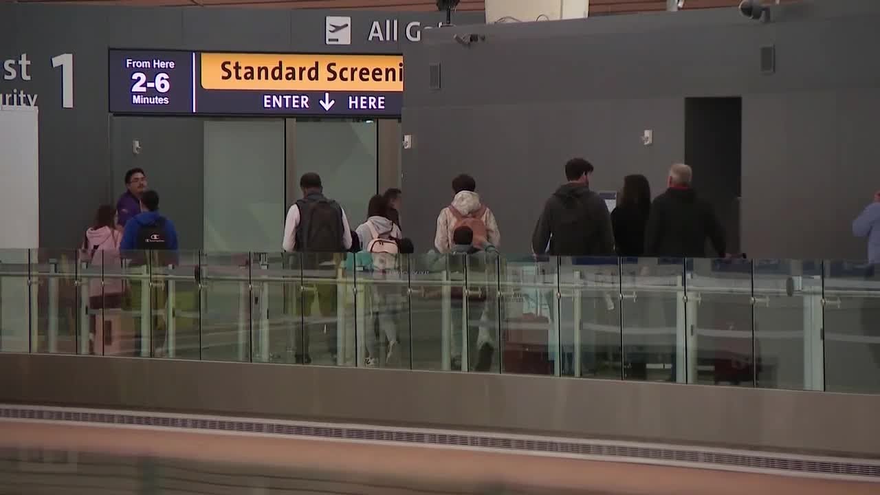 DIA запускает кампанию по сбору подарочных карт в поддержку сотрудников TSA, работающих без оплат...