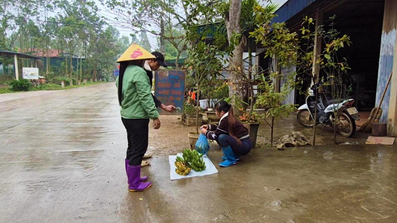 The woman picked bananas to sell and bought necessary supplies.