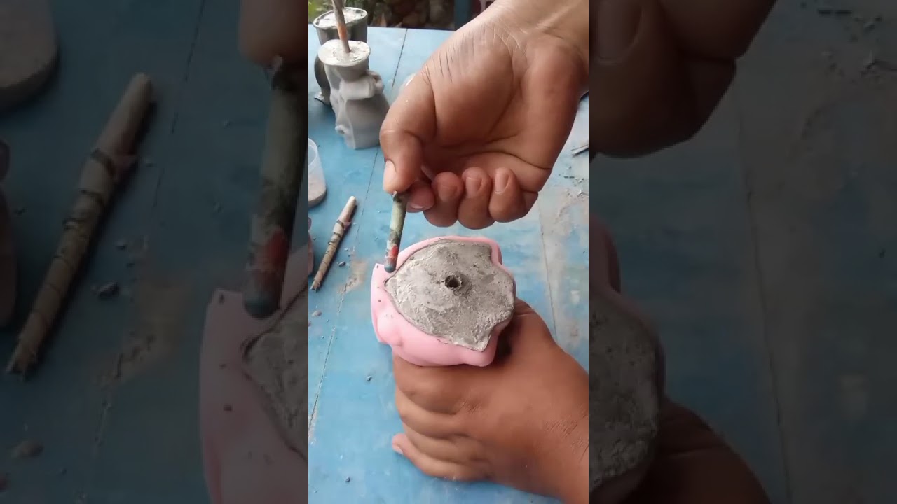 desmoldando macetas de cemento