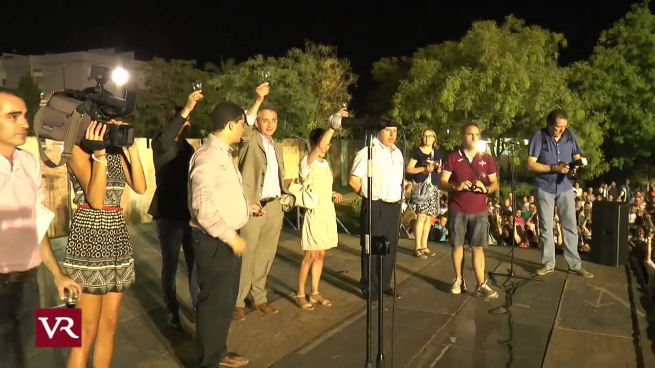 Valdepeñas: Valdepeñas bate el Record Guinnes de Brindis por Parejas