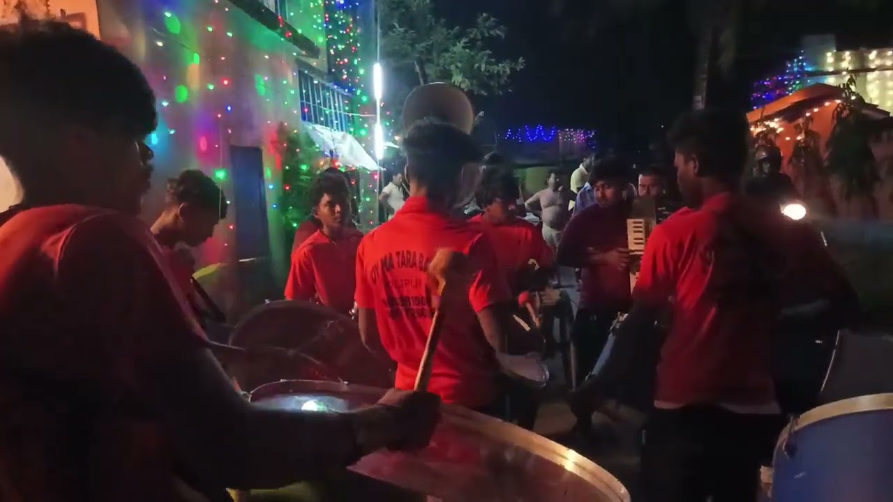 গোল্ড প্রিন্টের শাড়ি পরে গড়িয়া হাটের মোড়ে