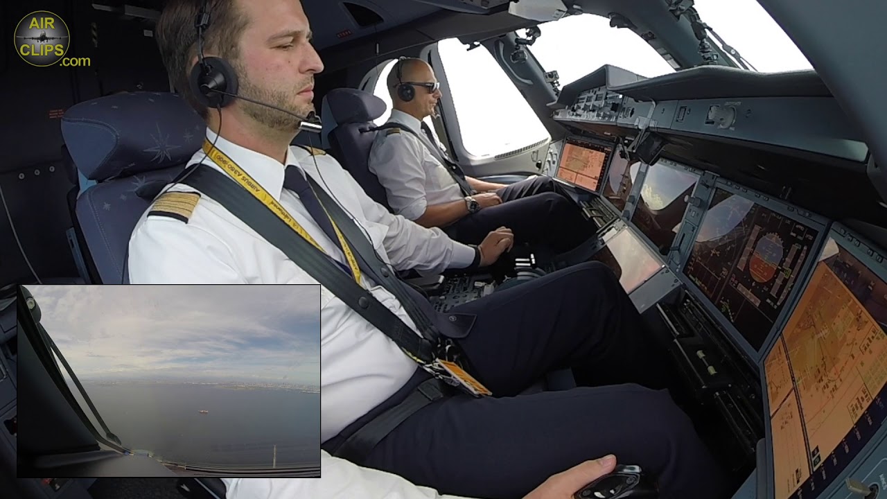 Andy's PERFECT LH A350 Landing in Tokyo Haneda with LATE TURN, all by hand!!!  [AirClips]