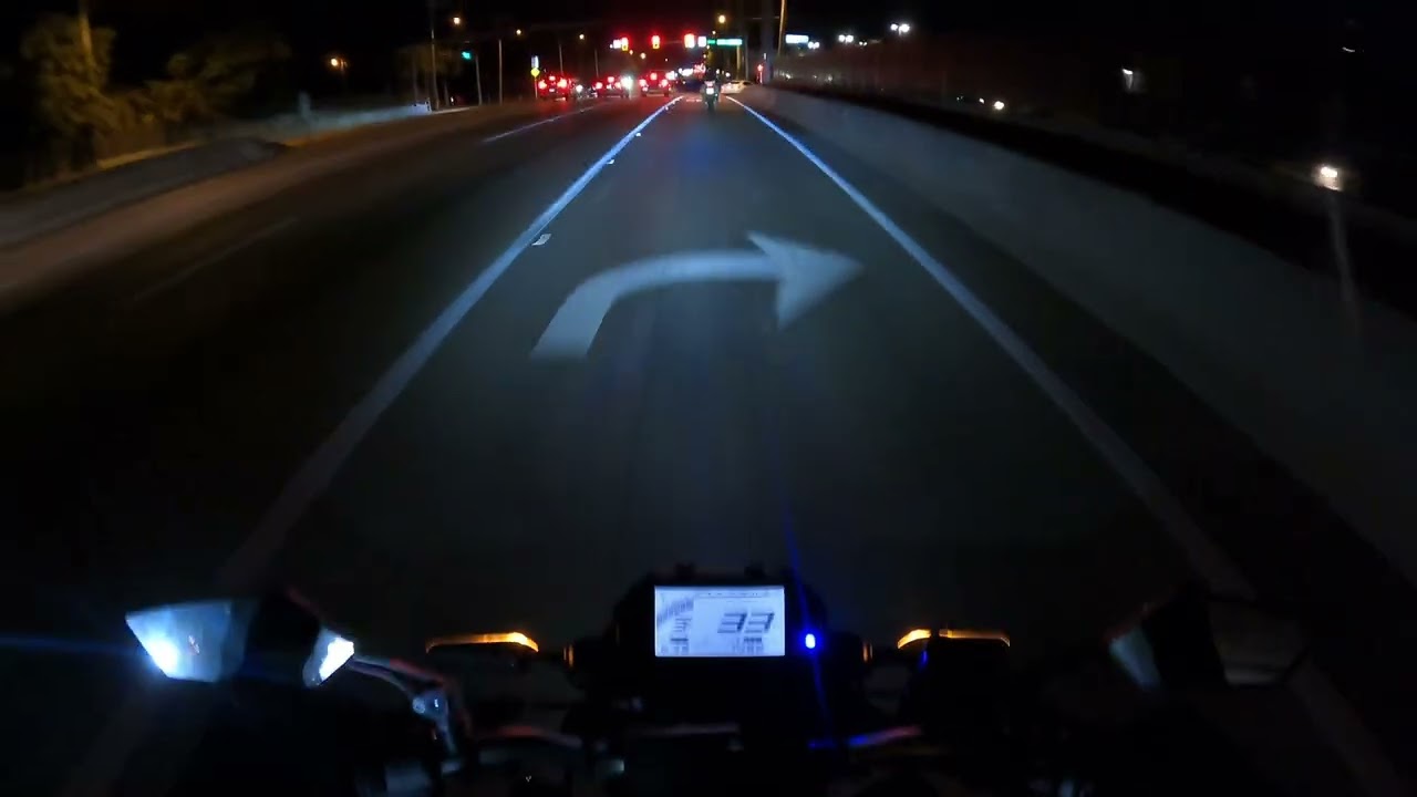 Paseando por la ciudad en mi MT-03 con mi amigo en su honda CBR-600