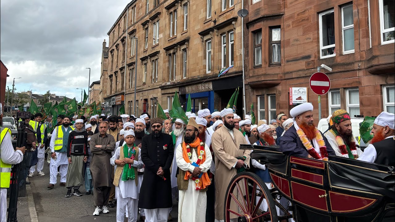 Crowds gather  in Glasgow for an Islamic event.  #glasgow 