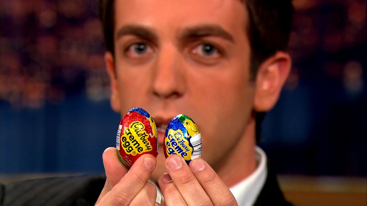 Б. Дж. Новак доказывает, что яйца Cadbury становятся меньше — «Поздняя ночь с Конаном О'Брайеном»