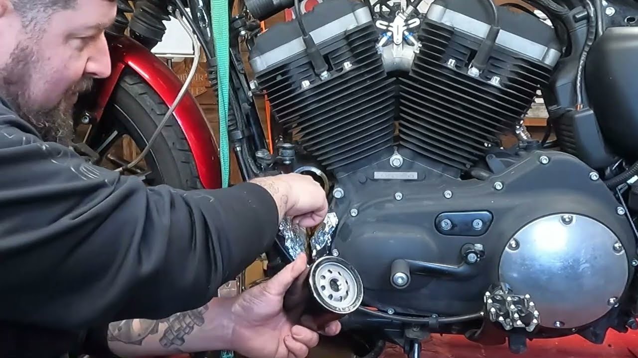 Замена масла в двигателе, первичной и трансмиссионной системе Harley Sportster.