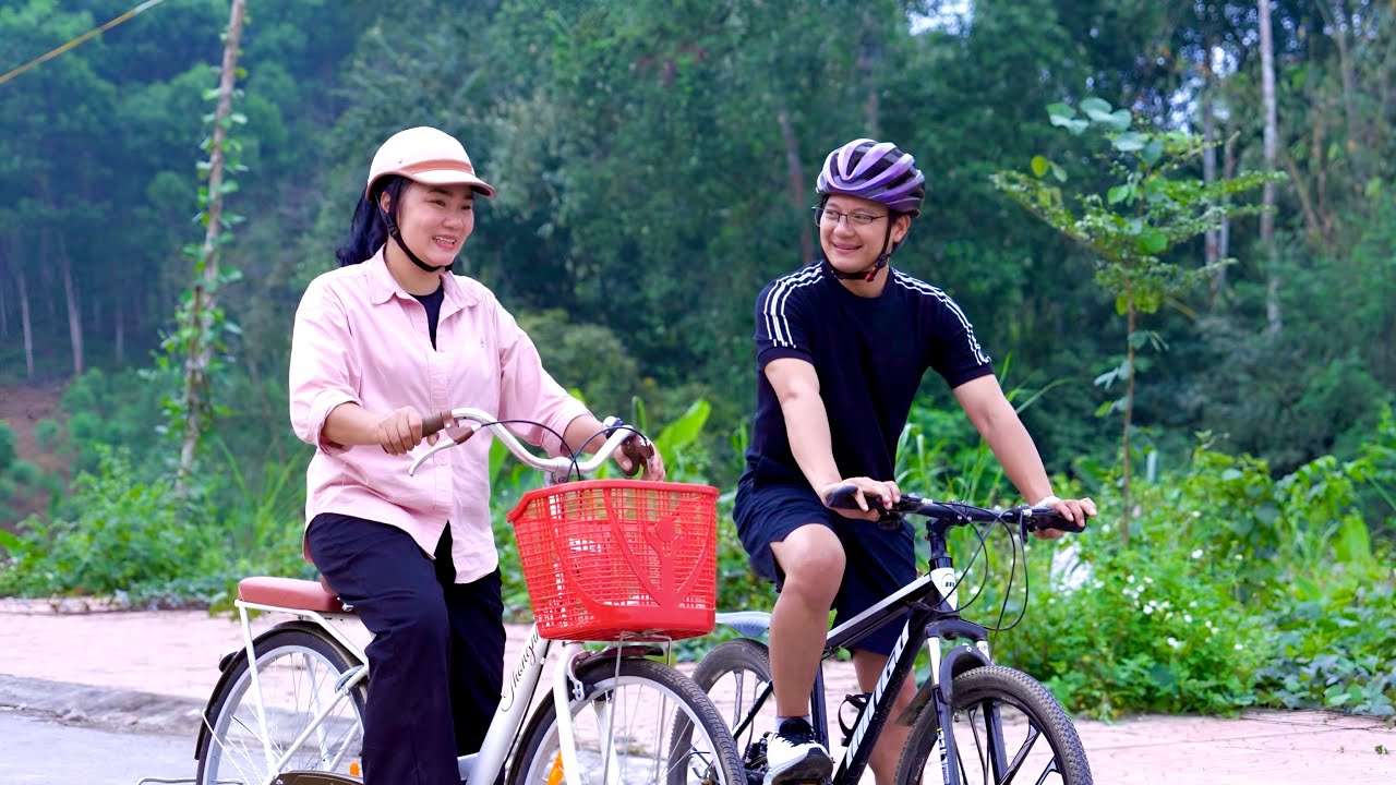 Jack&rsquo;s Emotional Moment Teaching Tu Tien to Ride Her First 3-Wheel Bike