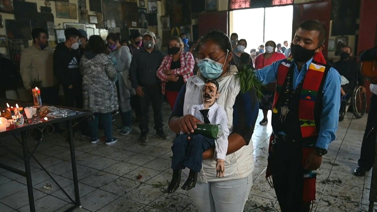 Guatemaltecos piden a santo popular San Simón protección contra el covid-19 | AFP