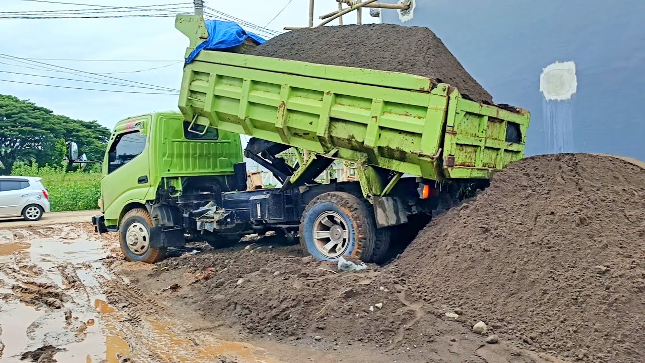 TRUK JOMPLANG. Mobil Truk Pengangkut Pasir Full Menggunung Bongkar Muatan Di jalan LICIN & BERLUMPUR