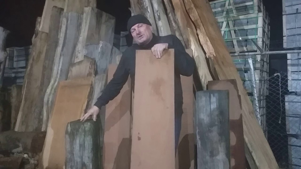 Het zagen van meerpalen ijzerhout