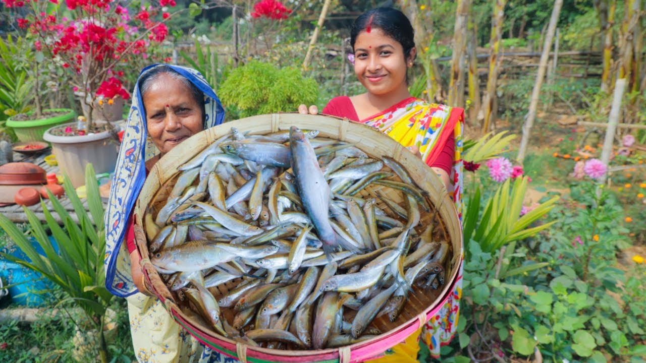 সবুজ বেগুন দিয়ে চেলা মাছ কলাপাতায় ভাজা তার সাথে সজনে ডাটার চচ্চড়ি |