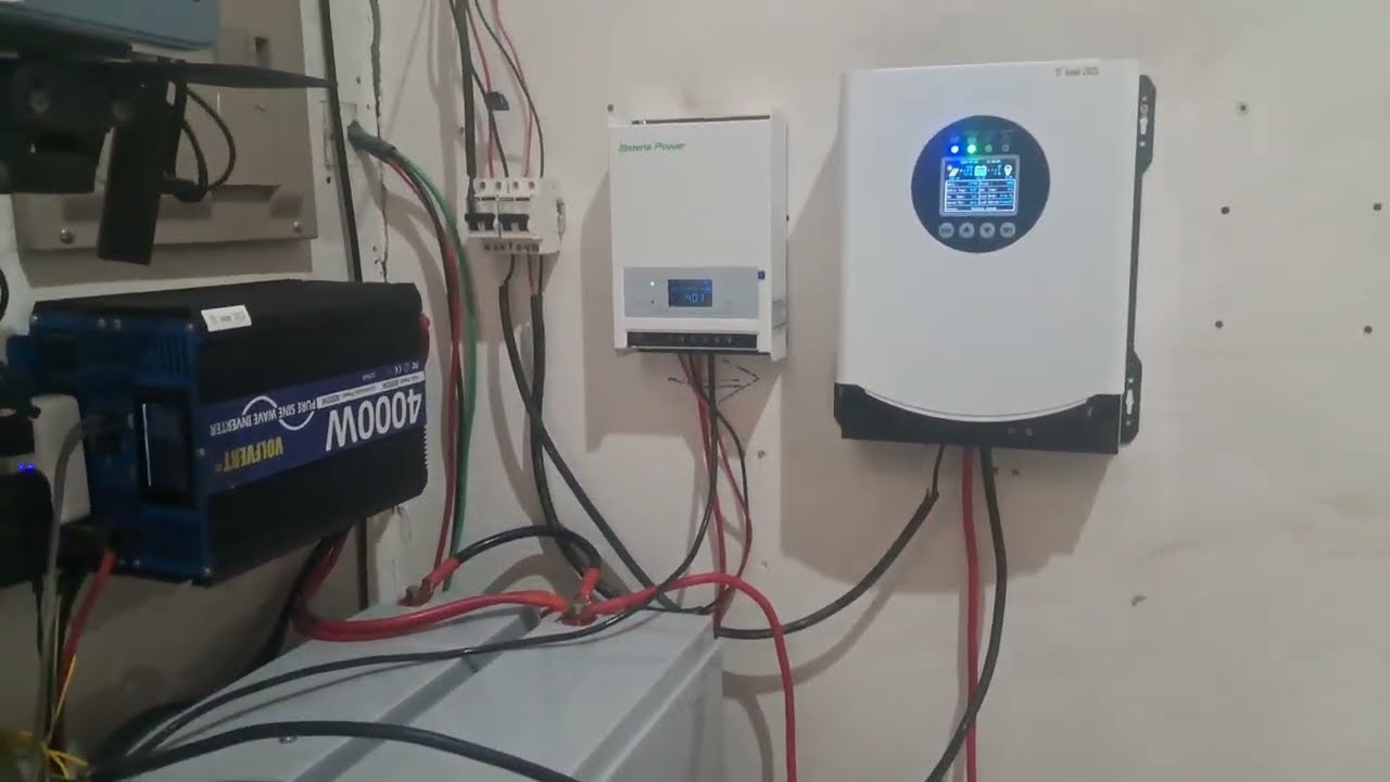 Controlador Powland de 120A MPPT instalado, sistema a 12V. Banco de poder de 300 ampers.