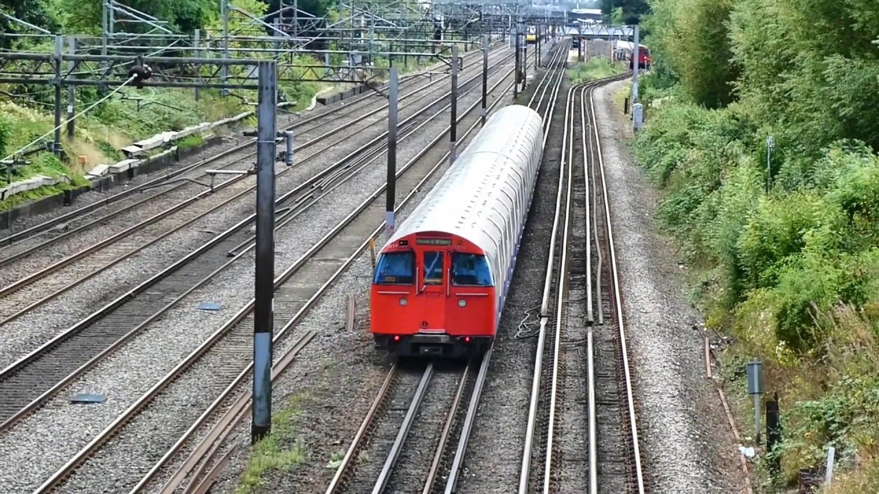 Trains at: South Kenton - 28 August, 2019