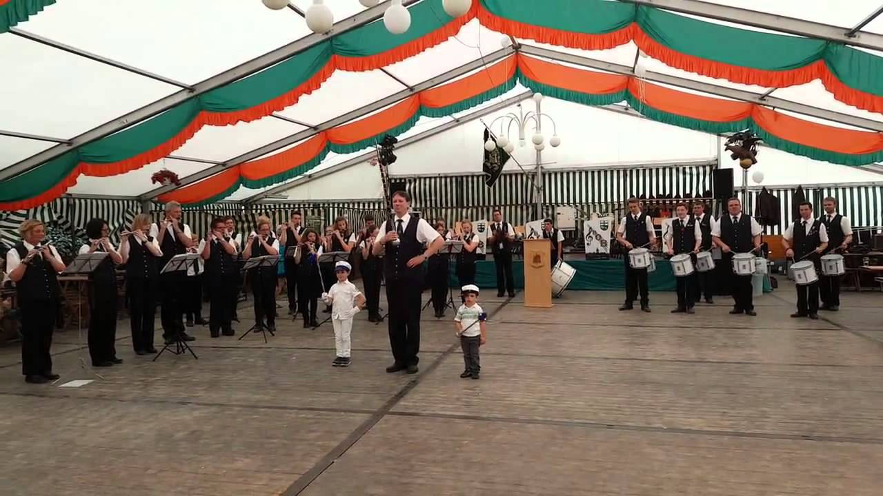 Schützenfest Altenbrilon 2015 - 5 Jähriger und kleiner Bruder mit ihrem Idol dem Tambourmajor