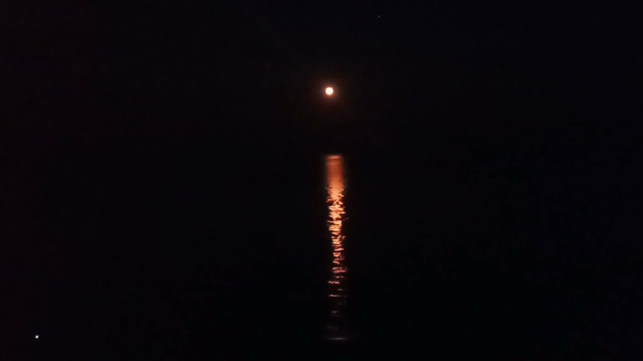 Лунная дорожка над морем