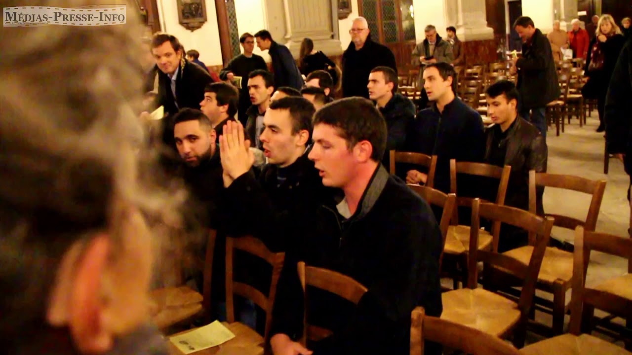De jeunes catholiques réparent le sacrilège à l'église des Blancs Manteaux le 31 octobre 2017
